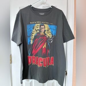 Dracula Monsters Horror Vampire Chills & Thrills Halloween Men’s Size XL T-shirt